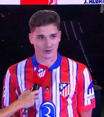 El detalle de la Araña en la casaca de Julián.