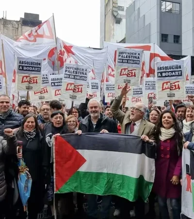 Bodart celebró en la puerta del tribunal con la bandera palestina