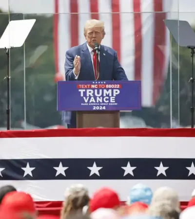 Trump dando su discurso en Carolina del Norte, rodeado de cristales antibalas.