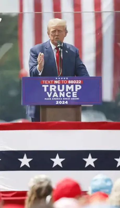 Trump dando su discurso en Carolina del Norte, rodeado de cristales antibalas.