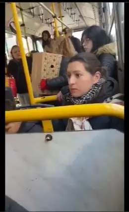 Momento insólito arriba de un colectivo.