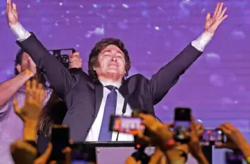 El oficialismo sigue perdiendo legisladores de sus ya exiguos bloques