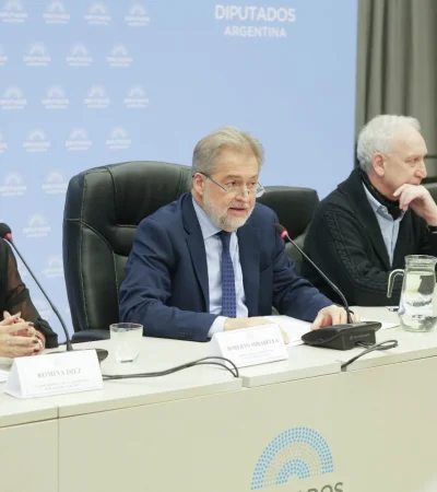 (de izqu. a der.) Romina Diez (LLA), vicepresidenta; Roberto Mirabella (UxP), presidente; Gabriel Fuks (UxP), titular de la delegación en el Parlasur.