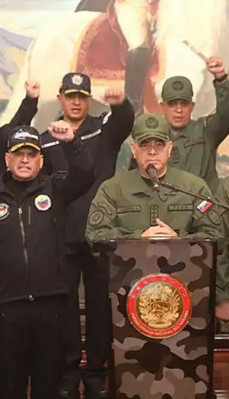 Frente al atril, el ministro de Defensa y jefe máximo de la Fuerza Armada Bolivariana, Vladimir Padrino López.