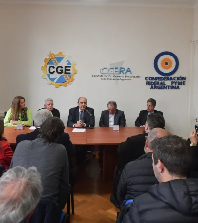 Guillermo Francos con empresarios pymes.