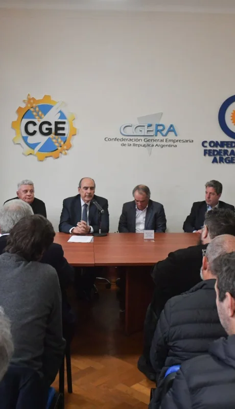 Guillermo Francos con empresarios pymes.