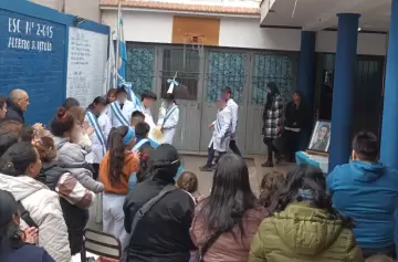 La UEP entregó escarapelas a alumnos de una escuela de educación especial