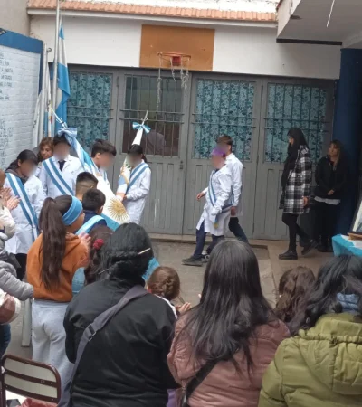 Entrega de escarapelas en la escuela Dr. Alfredo Roque Vitolo