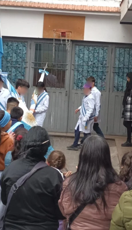 Entrega de escarapelas en la escuela Dr. Alfredo Roque Vitolo