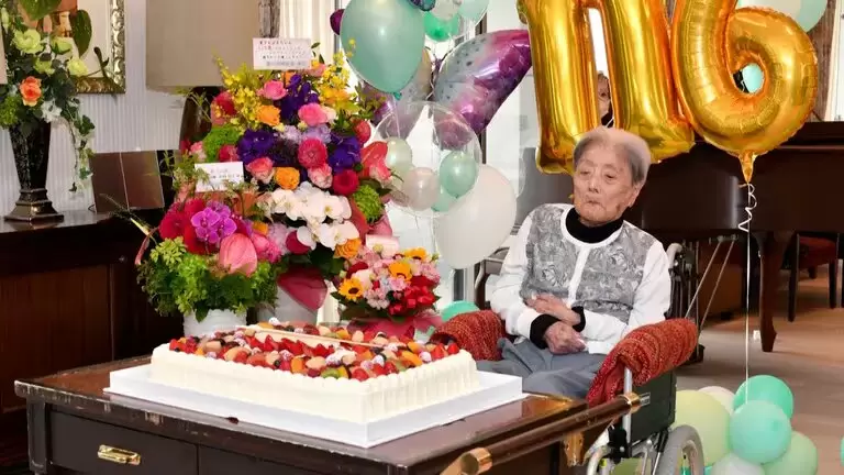 Tomiko tenía 100 años cuando subió los casi interminables escalones de piedra del Santuario Ashiya.