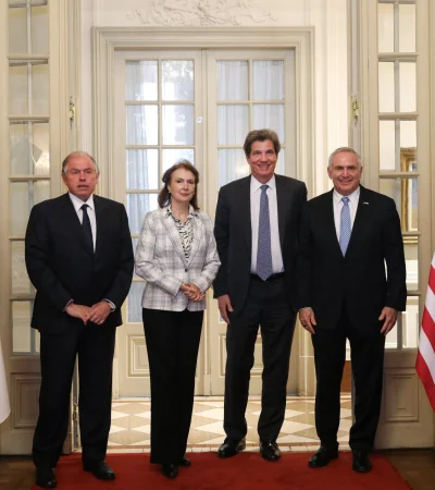 La canciller Mondino junto al subsecretario José Fernández y el embajador Marc Stanley, momentos después de firmarse el Memorándum