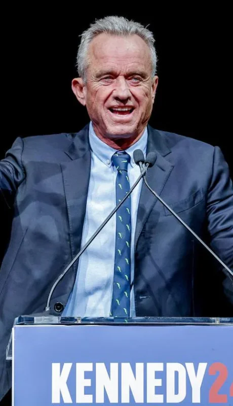 Robert F. Kennedy Jr., se bajó de la contienda como candidato independiente