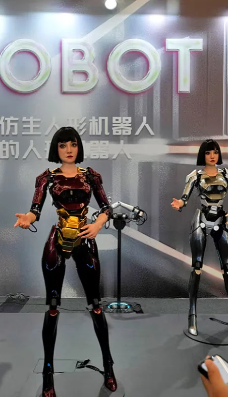 Robots humanoides en sincronía en la ceremonia en Pekín.