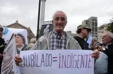 Jubilados y opositores marcharon al Congreso sin violencia, pero con reclamos