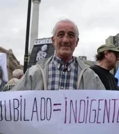 Jubilados y opositores marcharon al Congreso sin violencia, pero con reclamos