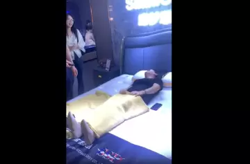 Furor en China por las camas que "te ayudan" a tener sexo