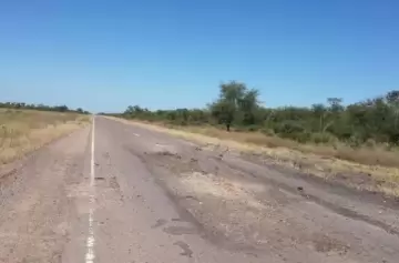 Un niño fue encontrado atado de pies y manos al costado de una ruta