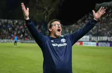 Berti con los portones del Parque, abiertos de par en par