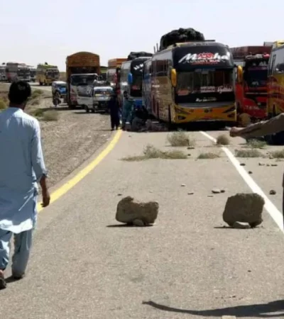 Colectivos y vehículos particulares atacados por milicias baluchis en la carretera