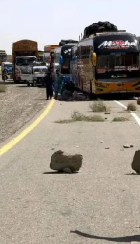 Colectivos y vehículos particulares atacados por milicias baluchis en la carretera