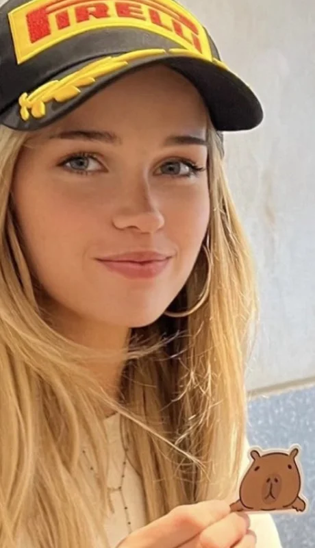 Estelle Ogilvy es una modelo e influencer británica.