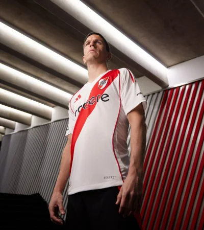 La nueva camiseta titular sale $169.999 y Nacho Fernández es una de las caras visibles de la campaña.