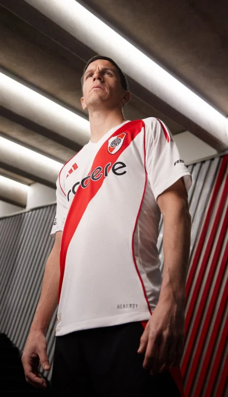 La nueva camiseta titular sale $169.999 y Nacho Fernández es una de las caras visibles de la campaña.