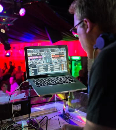 Las obras artísticas que se reproduzca en un ámbito privado dejarán de pagar el uso de la propiedad intelectual.