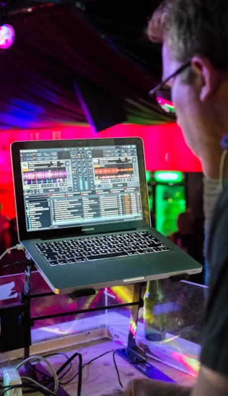 Las obras artísticas que se reproduzca en un ámbito privado dejarán de pagar el uso de la propiedad intelectual.