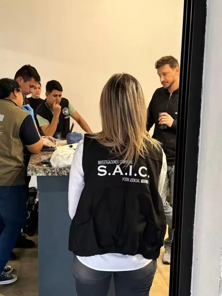 Momento en que la Justicia ingresa a la casa del legislador Germán Kiczka