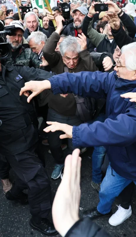 Momento más duro del enfrentamiento desigual /