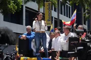 Manifestantes antichavistas y seguidores de Maduro se disputan las calles de Caracas