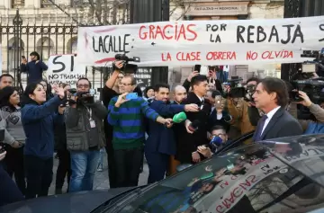 Increparon a Lacalle Pou en protesta educativa: "Bajáte el sueldo, ladrón"