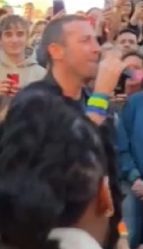 La artista argentina viajó a Irlanda y sorprendió al público al interpretar una canción junto al vocalista Chris Martin.