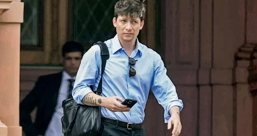 El asesor presidencial dio a conocer a sus allegados distintos destinos para sus días de descanso, para descubrir quienes realizan las filtraciones.