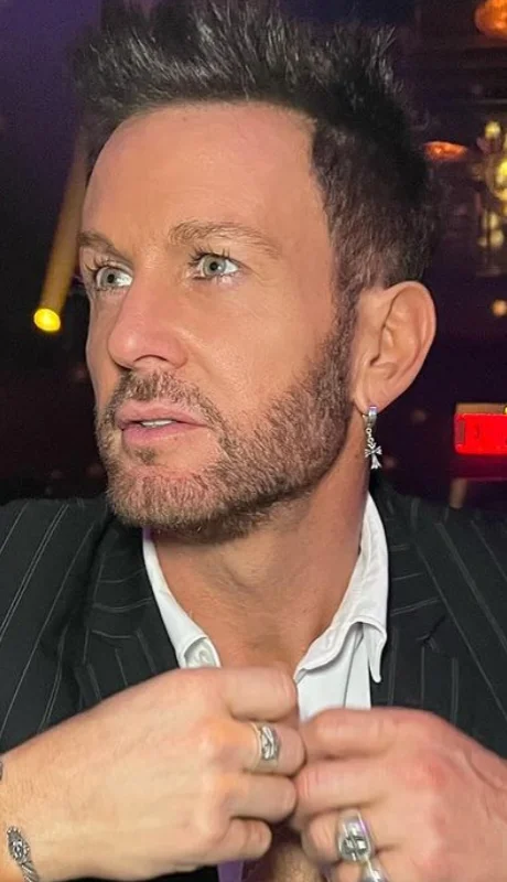 Axel sorprende nuevamente con el lanzamiento de su single y videoclip "El motivo.