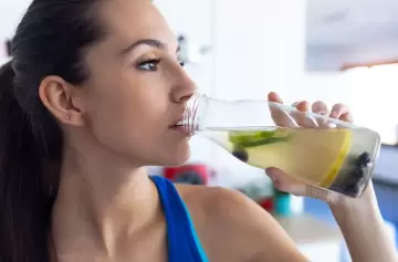 Beber agua con limón es bueno para algunas cosas, pero...