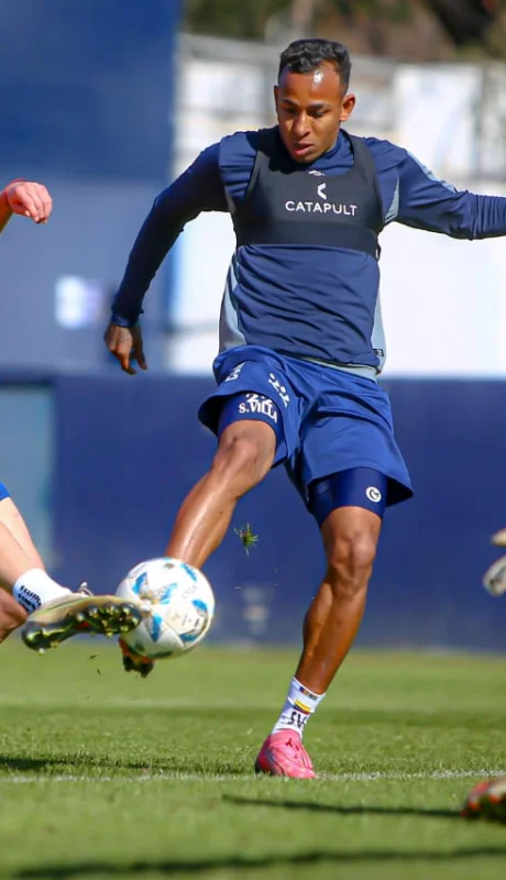 Villa intentará ser determinante ante Vélez.