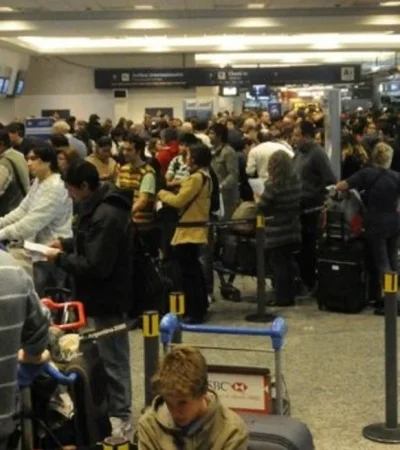 Demoras y trastornos en Aeroparque por medidas de fuerza