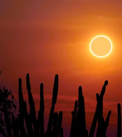 La Luna se ve como un disco oscuro encima de un disco más grande y brillante, creando lo que parece un anillo de fuego