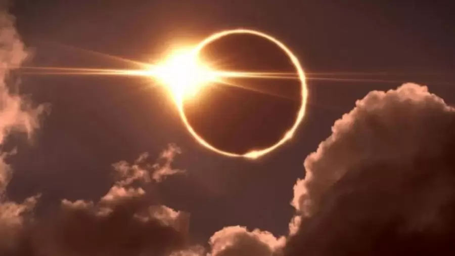 Un eclipse solar anular sucede cuando la Luna se encuentra en el punto más alejado de su órbita por la Tierra, llamado Apogeo