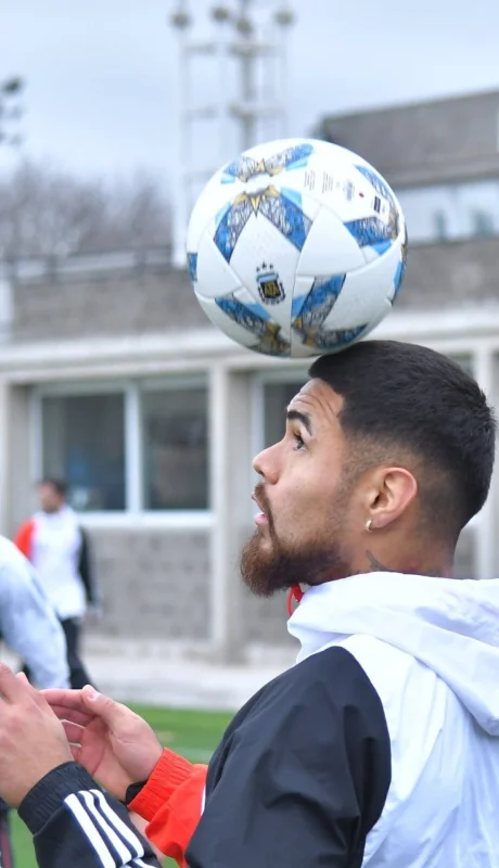 Paulo Díaz, figura total de River en el fondo.