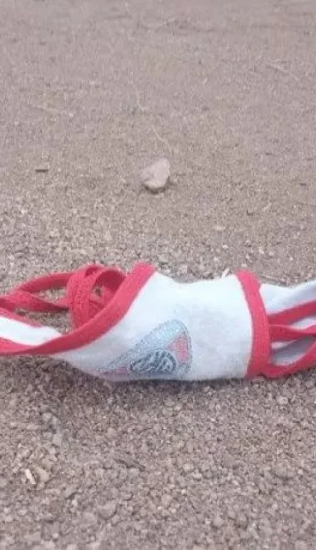 Una de las prendas abandonadas (¿o extraviadas?) en una zona rural. (Imagen: Google)