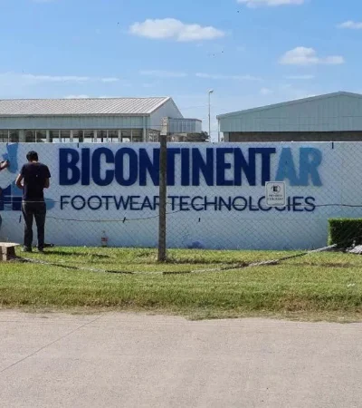 Una fábrica de calzado deportivo fortalece la producción local con marca propia