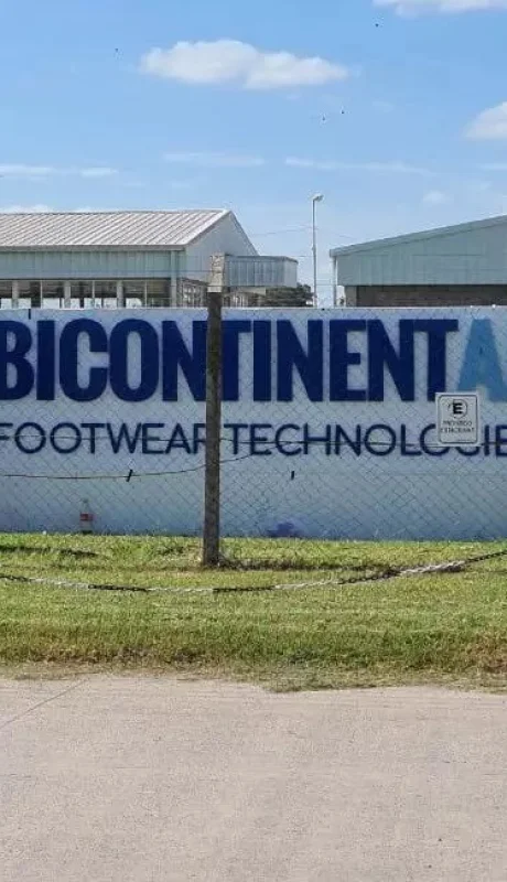 Una fábrica de calzado deportivo fortalece la producción local con marca propia