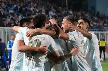 El Decano bajó a Racing y sigue soñando con el título de AFA