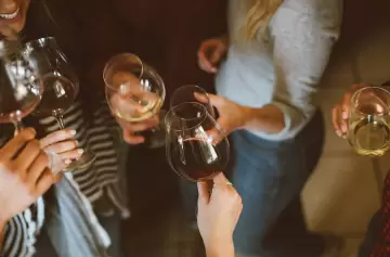 ¿Te pasaste de copas? Consejos para sacar con rapidez el alcohol de tu cuerpo