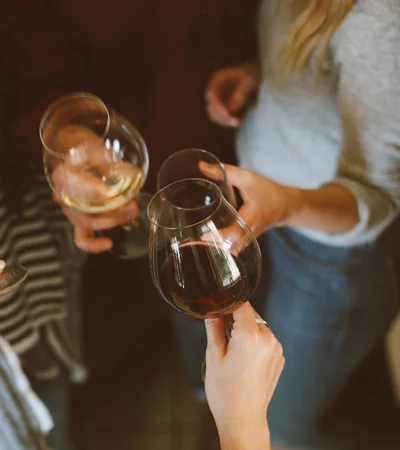 ¿Te pasaste de copas? Consejos para sacar con rapidez el alcohol de tu cuerpo