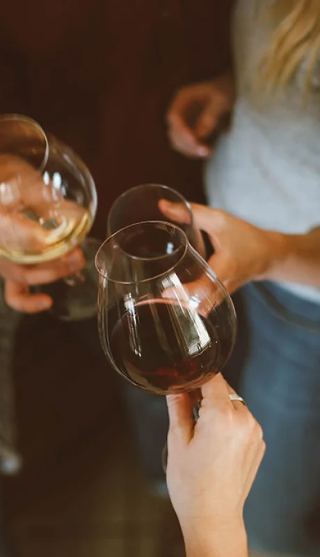 ¿Te pasaste de copas? Consejos para sacar con rapidez el alcohol de tu cuerpo