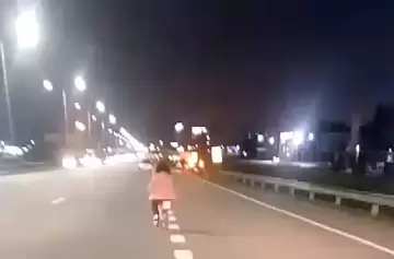 Una niña fue escoltada por automovilistas cuando pedaleada sola por la Panamericana